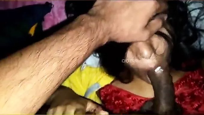 Sri Lankalı 18 Yaşındaki Kız Yarrağın Tadını Çıkarıyor