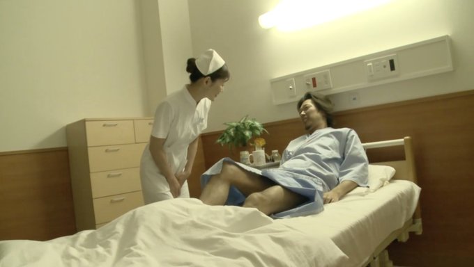 Bir Milf Hemşire, Gece Mesaisinde Genç Bir Adamdan Oral Zevk Alıyor