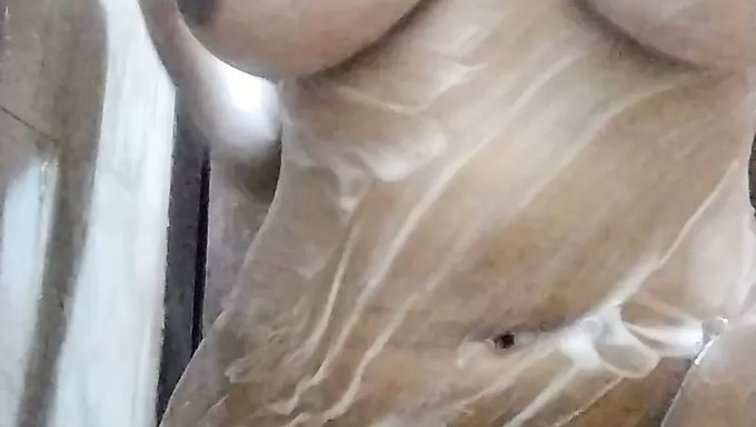 Bhabhi Azıyor Ve Bu Hint Lezbiyen Videosunda Kalçalarına Yağ Sürüyor