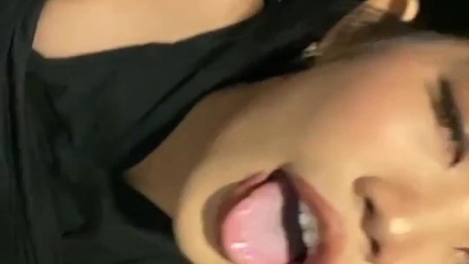 Seksi Taylandlı Genç Emma, Umumi Bir Tuvalette Yaramazlık Yapıyor