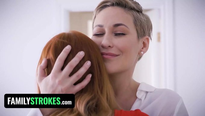Ebony Genç Kız Üvey Annesi Ve Üvey Oğlu Tarafından Sert Bir Videoda Beceriliyor