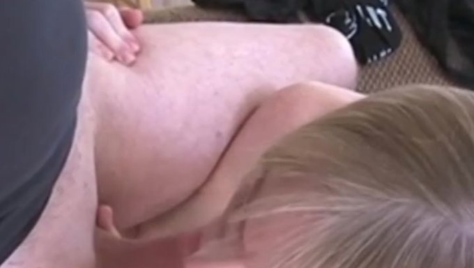 Olgun Bir Sarışın Swinger, Grup Seks Seansında Iki Erkekle Cinsel Arzularını Paylaşıyor