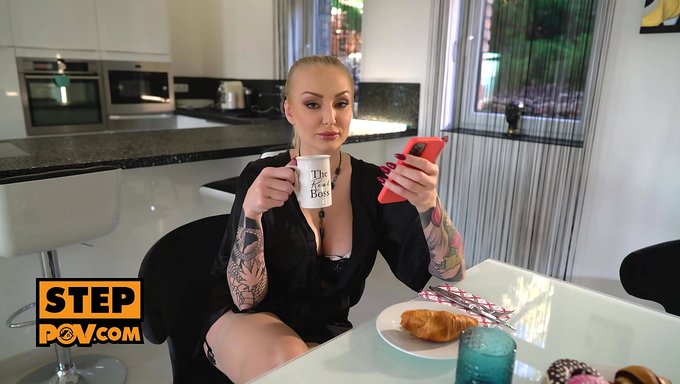 Üvey Anne Kayla Green, Büyük Doğal Memeleriyle Iyi Bir Pov Deneyimi Sunuyor.