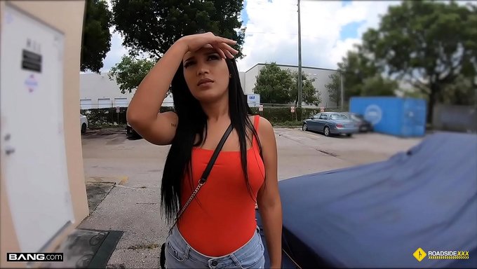 Bir Latin Genç, Bir Tamirciden Yardım Alıyor Ve Ona Bir Porno Film Setinde Piercing Ile Blow Job Yapıyor.