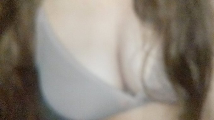 Desi (Hintli) Genç Kızın Büyük Doğal Göğüsleri Yalatılıyor Ve Sikişiyor