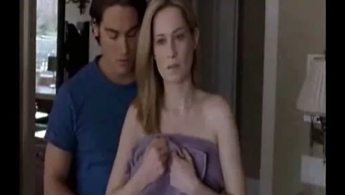 Anne, Üvey Oğlunu Sıcak Bir Videoda Beceriyor
