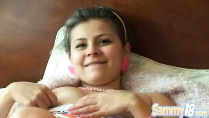 Genç (18+) Sammy 18'In Büyük Doğal Göğüsleri, Kendini Parmaklayarak Orgazm Olurken Sallanıyor