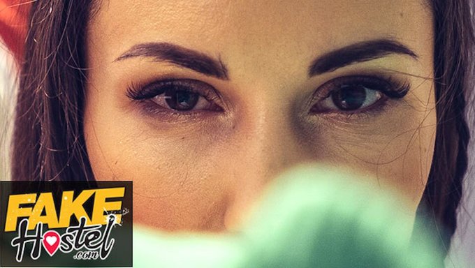 Lilumoon'Un Rus Güzeli Bu Cowgirl Videosunda Zevk Alıyor