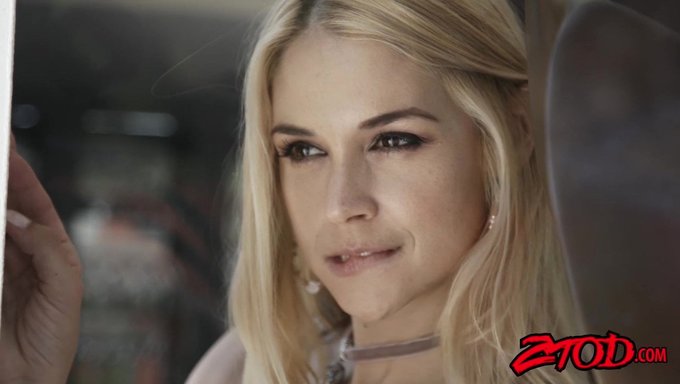 Sarışın Bomba Sarah Vandella, Üvey Babasıyla Sıcak Bir Karşılaşmada Spermlerle Doluyor
