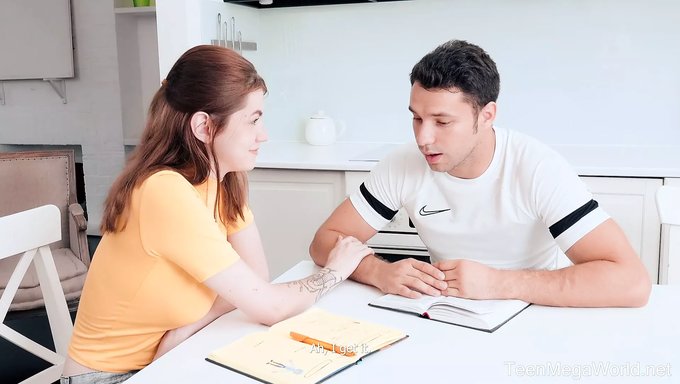 Çalışkan Genç, Sikişirken Göğüslerini Gösteriyor