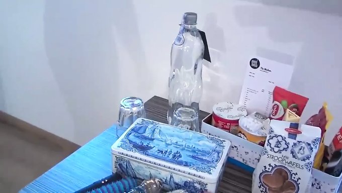 Beyaz Çocuk Siyah Bir Fahişe Tarafından Götünden Sikişiyor