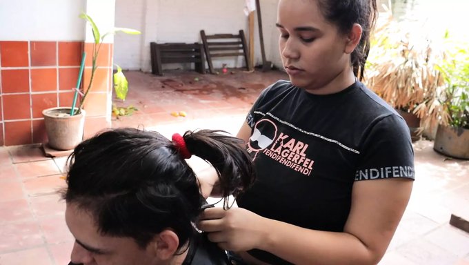 Femdom: Üvey Kız Kardeşim Bana Iyi Bir Sakso Karşılığında Saç Kesimi Yapıyor - Tam Hikaye