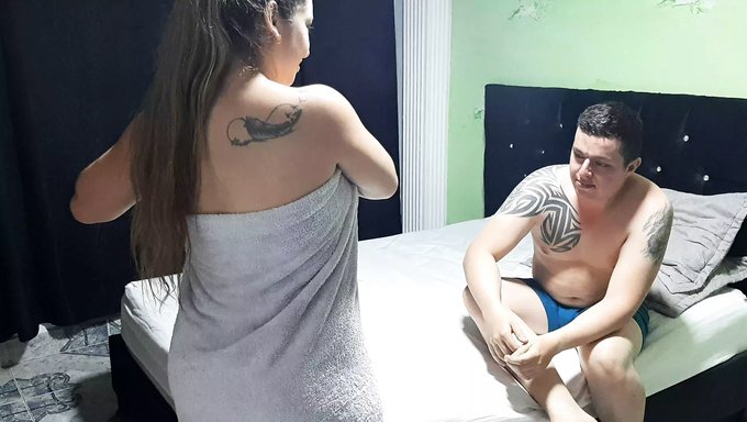18 Yaşındaki Amatör Latin Kız, Sıcak Bir Duştan Sonra Amını Yalatıyor