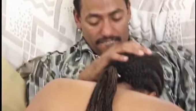 Bu Çevrimiçi Porno Videosunda Büyük Göğüsler Ve Büyük Popo Sikişiyor