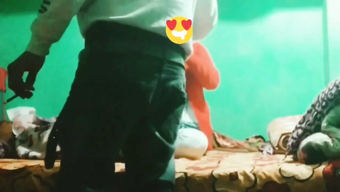 Hintli Bir Çiftin Öğrenci Yurdunda Sert Ve Vahşi Seks