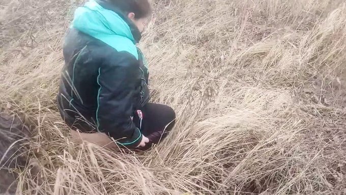 Ukraynalı Bebek, Açık Havada Işeme Seansından Sonra Çişine Batırılıyor