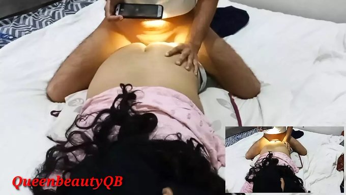 Hintli Genç Doktor Liderliğindeki Seksin Ilk Tadını Alıyor