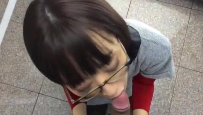 Halka Açık Asyalı Cfnm, Bir Oral Seks Yapıyor