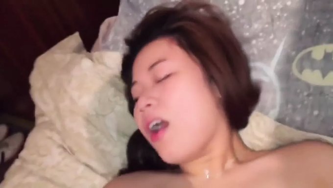 Çinli Bebek Bu Ateşli Porno Videosunda Içine Boşalıyor