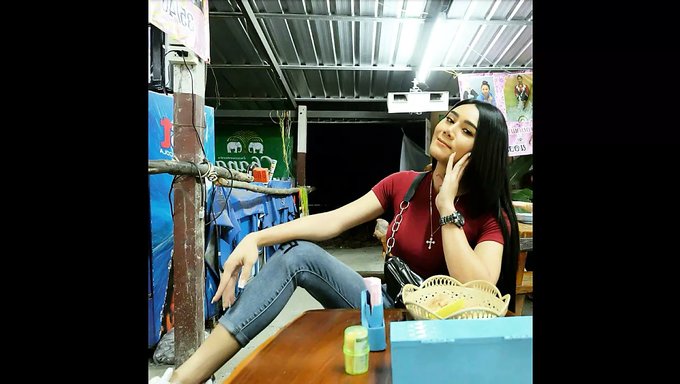 Ladyboy Bir Adamı Domine Ediyor Ve Beceriyor