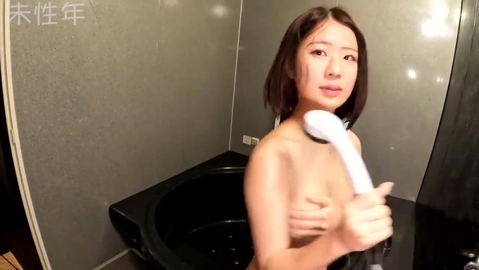 Amatör Japon Bebek Banyoda Çıplak Duş Alıyor