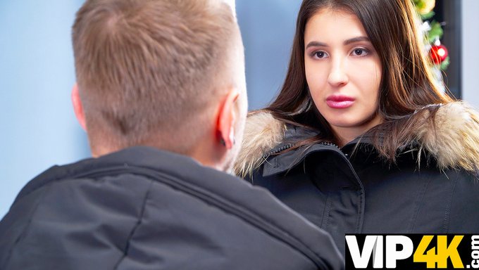 Borç Tahsildarı, Büyük Göğüslü Esmeri Baştan Çıkarıyor