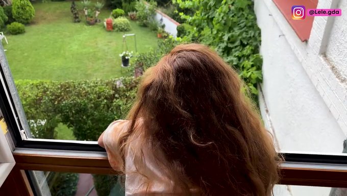 Dışarıda Yağmur Yağarken Koca Götlü Sarışın Bir Bomba Götünden Sikiliyor.