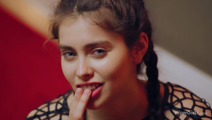 Alissa Foxy, Bu Sahnede Külotlu Çorabını Çıkarıp Mastürbasyon Yaptığı Tek Başına Performans Sergileyen Çarpıcı Bir Ukraynalı Model.