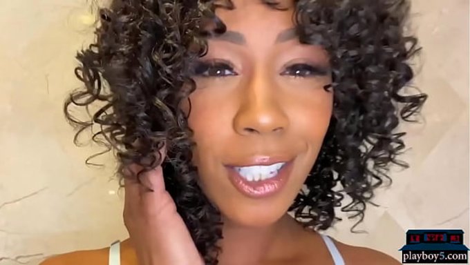 Büyük Kıçlı Ev Yapımı Esmer Misty Stone, Karantinada Kendini Tatmin Ediyor