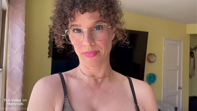 Üvey Anne Yeni Bir Iş Buluyor Ve Oğluyla Cinsel Arzularını Keşfediyor.