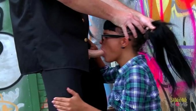 Duvarı Spreyle Boya, Ateşli Milf Esmerle Sert Anal Seks.