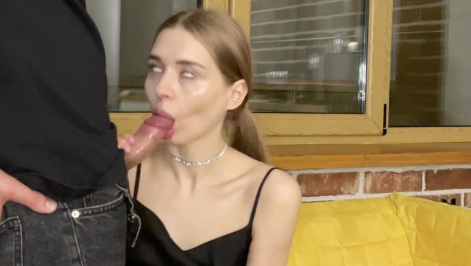 18+ Genç Kızın Ağzı Yarrağa Doluyor