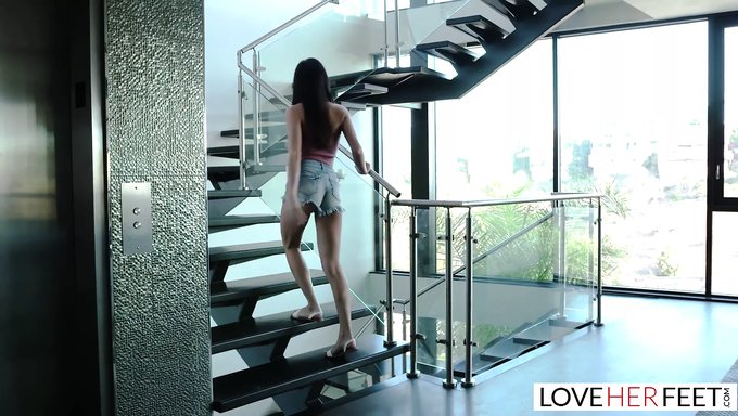 Güzel Genç Emily Willis, Cinsel Arzularını Tatmin Etmek Için Büyük Bir Sik Şeker Babası Alıyor.