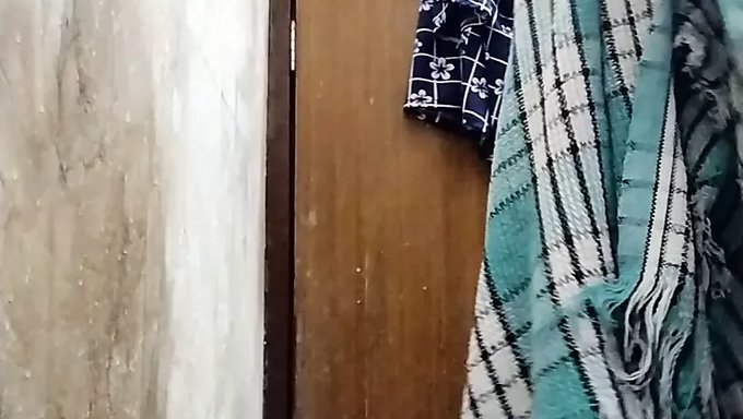 Hintli Kuzen Kız Kardeş Anal Zevk Ve Ev Yapımı Lezbiyen Eğlencesinin Tadını Çıkarıyor