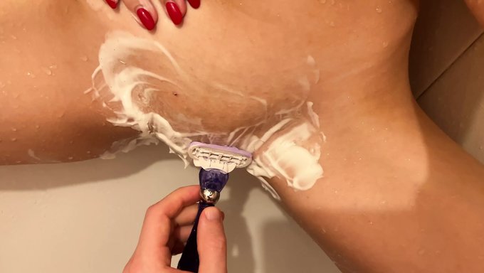 Genç Amatör Genç Kız, Ev Yapımı Bir Videoda Üvey Kardeşi Tarafından Amını Traş Ediyor