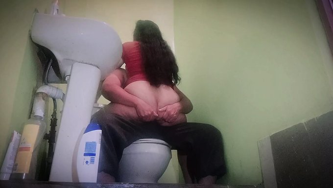 Karısının Arkadaşı Banyoda Sert Bir Şekilde Sikişiyor