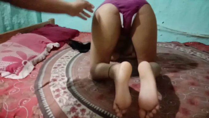 18 Yaşındaki Hintli Çiftin Duygusal Masajı Ve El Işi