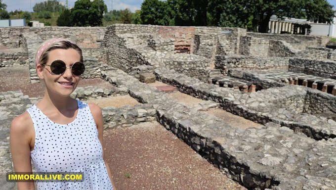 Büyük Göğüslü Üvey Anne, Roma Harabelerinde Yeni Bir Şey Öğreniyor