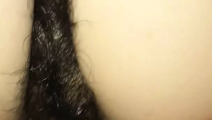 Tüylü Asyalı Kadının Amı Ve Götü Sikişiyor