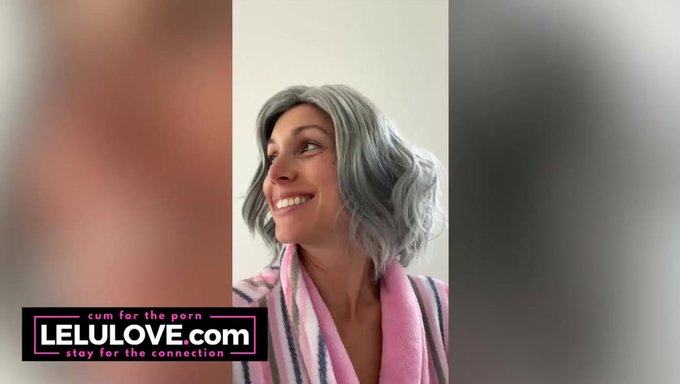 Lelu Love'In Striptiz Ve Vokal Isınmaları Tek Başına Mastürbasyon Videosunda
