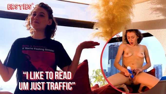 Ersties: Baştan Çıkarıcı Kadın, Halka Açık Bir Şekilde Kendini Tatmin Ediyor