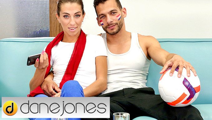Dane Jones Ve Fransız Milf Megane Lopez, Büyük Yarakla Tutkulu Seksin Tadını Çıkarıyorlar