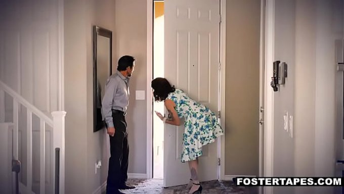 Minik Üvey Kız Aria Lee, Sapık Üvey Baba Ve Milf Anne Tarafından Fena Halde Beceriliyor.