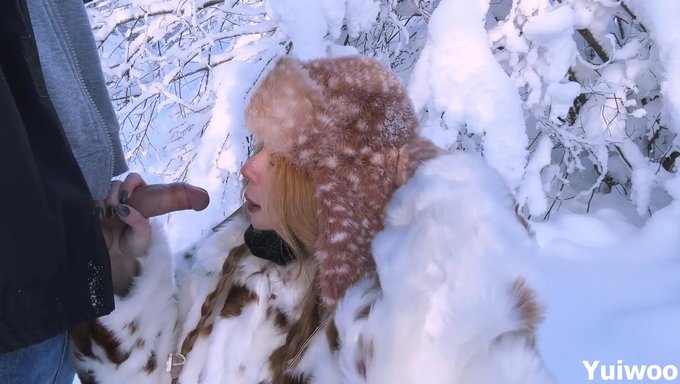 Rus Soğuğu -30°c'Ye Vururken Açık Havada Cesur Bir Oral Yapıyor.