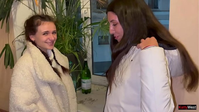 Yabancılar, Tehlikeli Bir Tavlamadan Sonra Beni Çılgın Bir Dörtlüye Sürüklüyor.