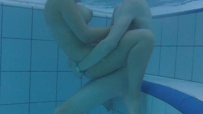Büyük Göğüslü 18+ Çift, Su Altında Seksin Tadını Çıkarıyor!