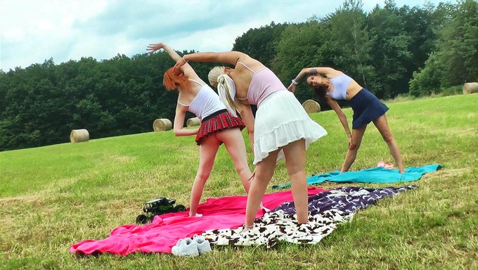 Okul Üniforması Giyen Sıcak Bir Bebekle Yoga Ve Jimnastik Açık Havada