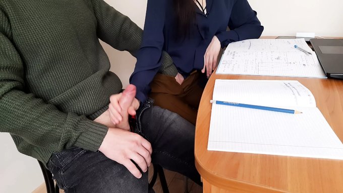 Genç Kız Öğretmeni Tarafından Mastürbasyon Yaparken Yakalanıyor