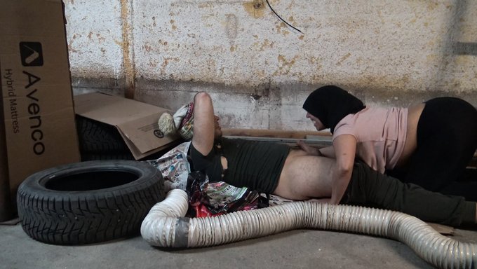 Evsiz Bir Adam, Bir Kızdan Sakso Çekiyor