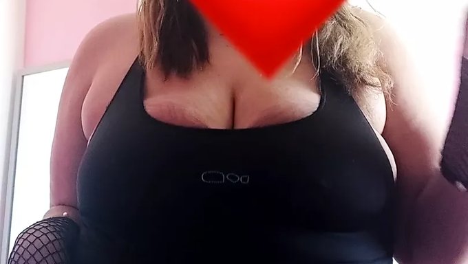 Genç (18+) Amatör Mastürbasyon Videosunda Vücudunun Tadını Çıkarıyor